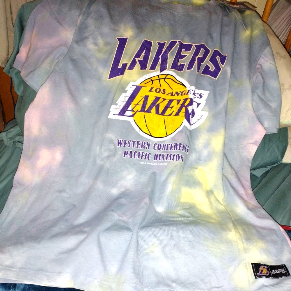 Men's XL LA Lakers Shirt and Large Lakers Shorts and LA Lakers Hat